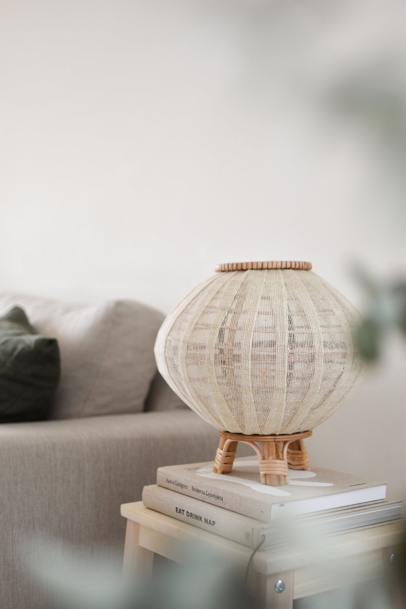 Borneo 37cm Naturaleza lámpara de mesa De Globen Lighting - La lámpara está hecha de ratán natural y tela de lino de color crema y tiene un cable textil blanco de 200 cm de largo con interruptor y enchufe.