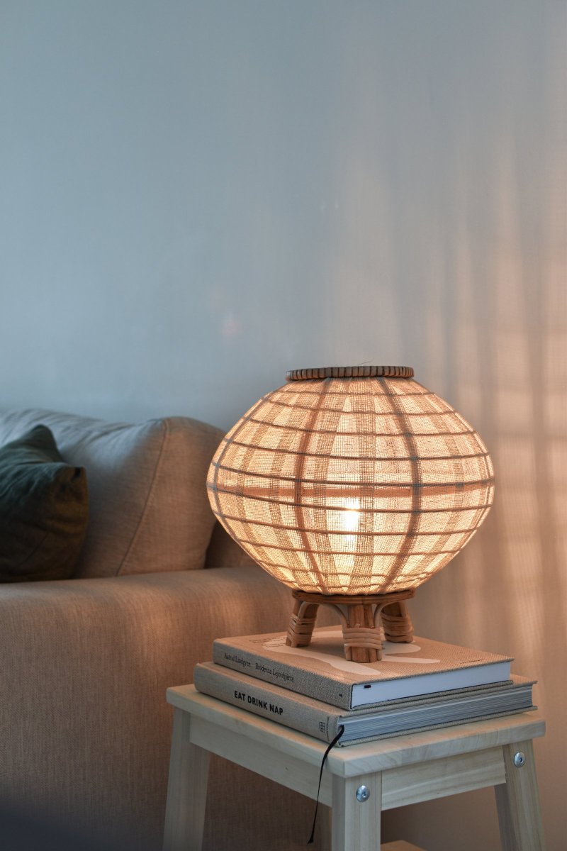 Borneo 37cm Naturaleza lámpara de mesa De Globen Lighting - La lámpara está hecha de ratán natural y tela de lino de color crema y tiene un cable textil blanco de 200 cm de largo con interruptor y enchufe.