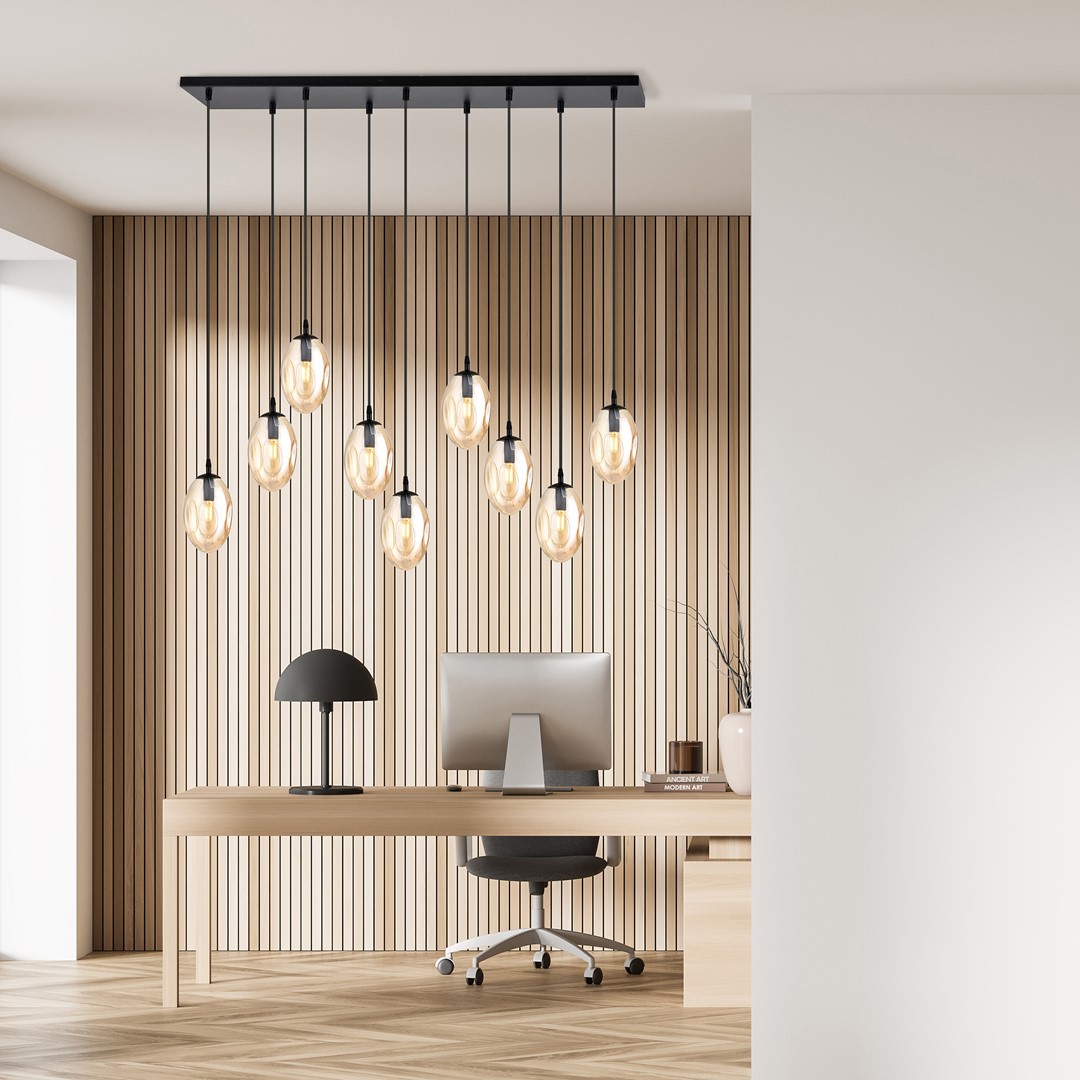 Astral 100cm Ámbar Lámpas de techo De Emibig Lighting - Su generoso diseño con múltiples elementos colgantes crea un juego de luces efectivo, con las cúpulas de cristal color ámbar que difunden un brillo suave y atmosférico.