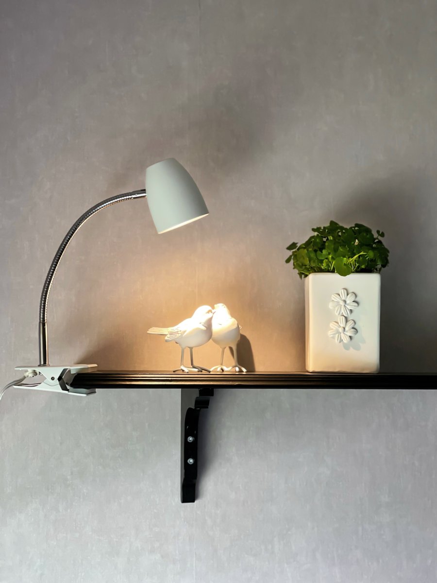 Sandnes Blanco lámpara de pinza De Aneta Lighting - Lámpara de pinza Sandnes realizada en metal lacado en blanco con detalles cromados.