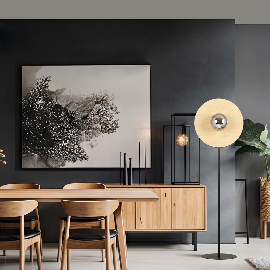 Soho Negro/Ahumado lámpara de pie De Emibig Lighting - Consiste en una combinaci&oacute;n &uacute;nica de c&iacute;rculos de metal y madera contrachapada de color natural: una mezcla armoniosa de estilo industrial y elementos de madera suave.