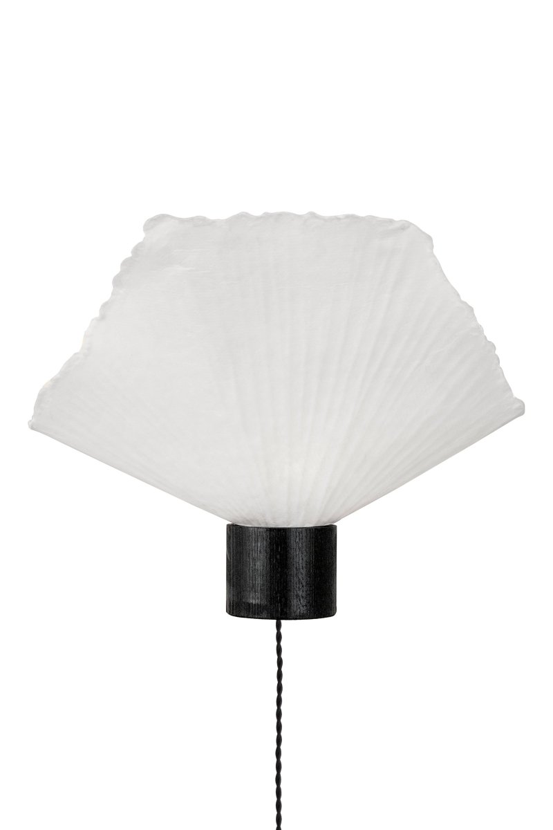 Natur Negro lámpara de pared De Globen Lighting - Esta lámpara está hecha a mano con papel, lo que significa que su forma puede diferir de las imágenes de nuestro producto, cada lámpara es única.