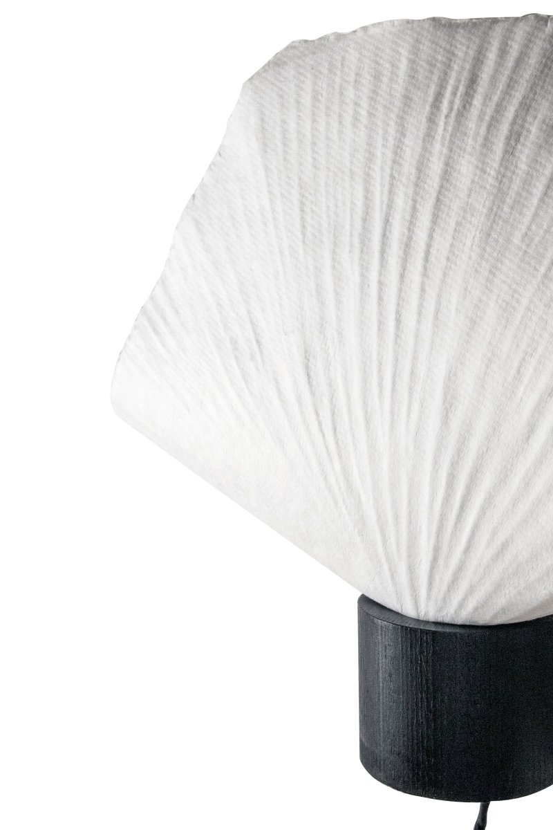Natur Negro lámpara de pared De Globen Lighting - Esta lámpara está hecha a mano con papel, lo que significa que su forma puede diferir de las imágenes de nuestro producto, cada lámpara es única.
