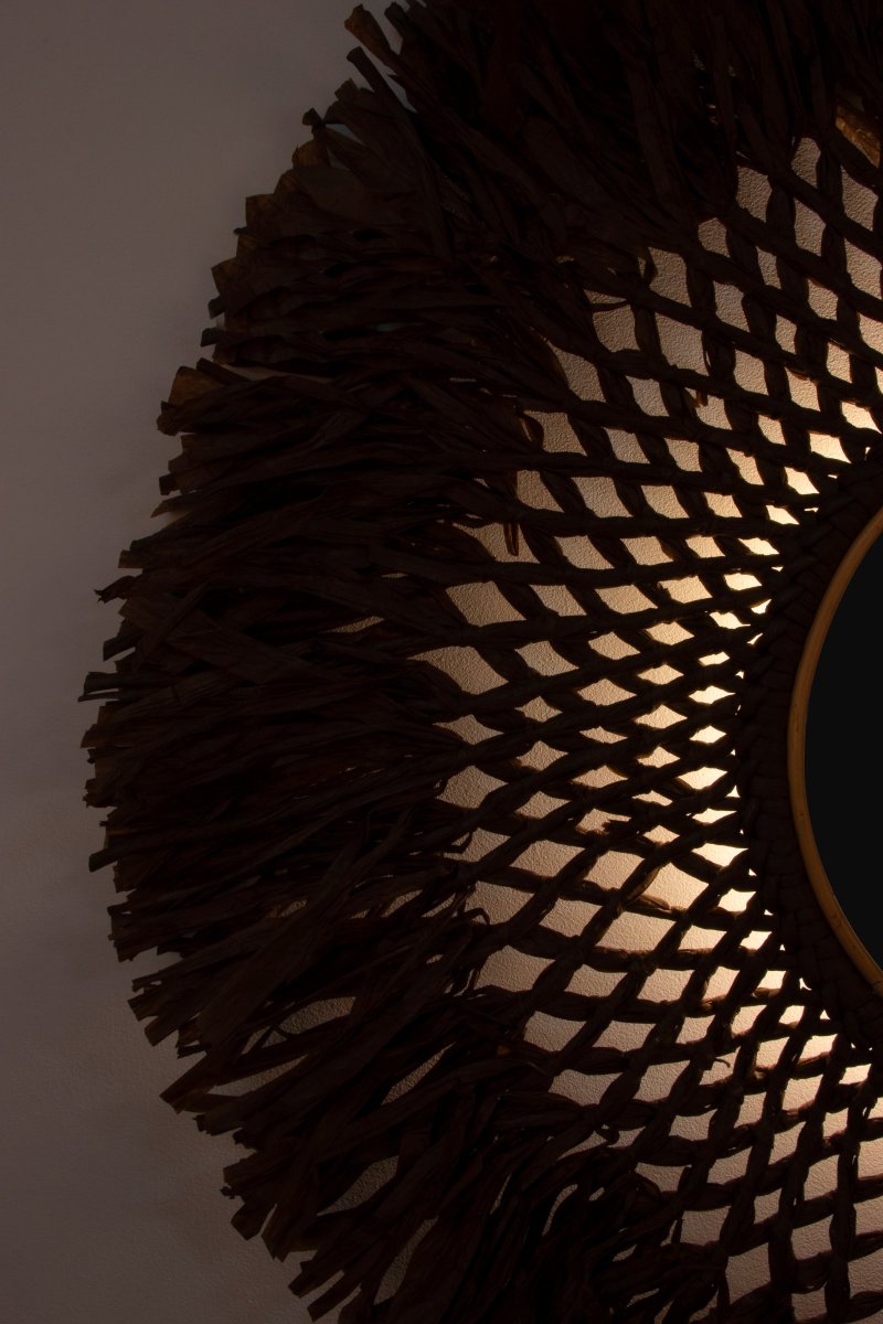 Spegel Ø90 Marrón lámpara de pared De Globen Lighting - La lámpara está hecha de papel fino de color marrón atado a mano, tiene un espejo en el medio y, como detalle adicional, un pequeño anillo de madera en la parte superior.