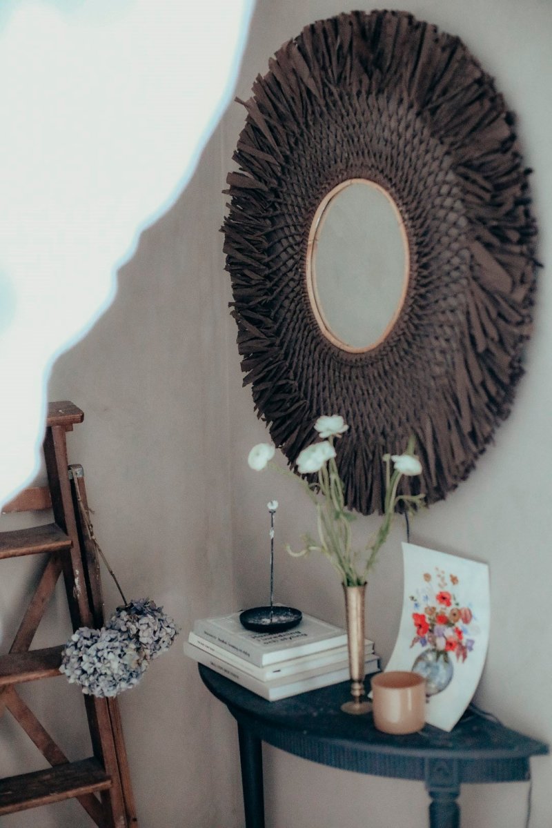 Spegel Ø90 Marrón lámpara de pared De Globen Lighting - La lámpara está hecha de papel fino de color marrón atado a mano, tiene un espejo en el medio y, como detalle adicional, un pequeño anillo de madera en la parte superior.