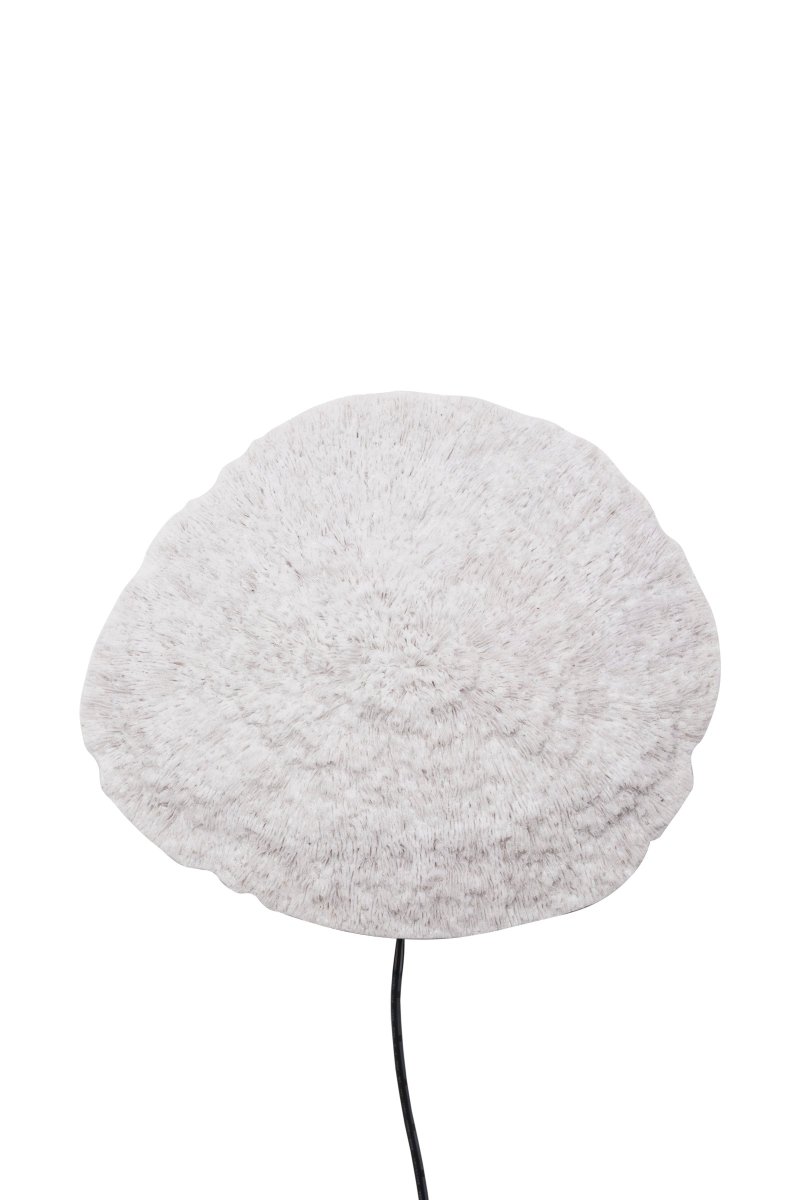 Nemo Blanco lámpara de pared De Globen Lighting - La lámpara está hecha de poliresina blanca y piedra arenisca y tiene un cable negro de 200 cm de largo con interruptor.