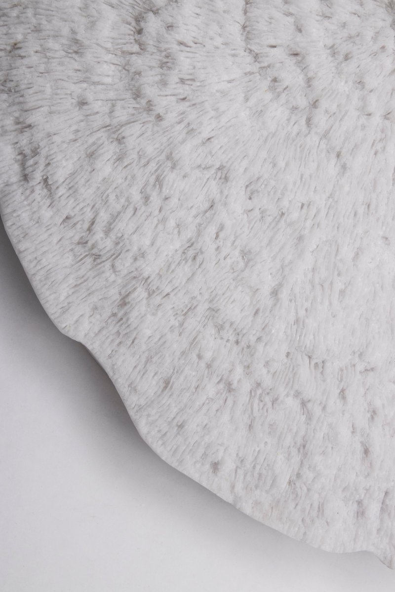 Nemo Blanco lámpara de pared De Globen Lighting - La lámpara está hecha de poliresina blanca y piedra arenisca y tiene un cable negro de 200 cm de largo con interruptor.