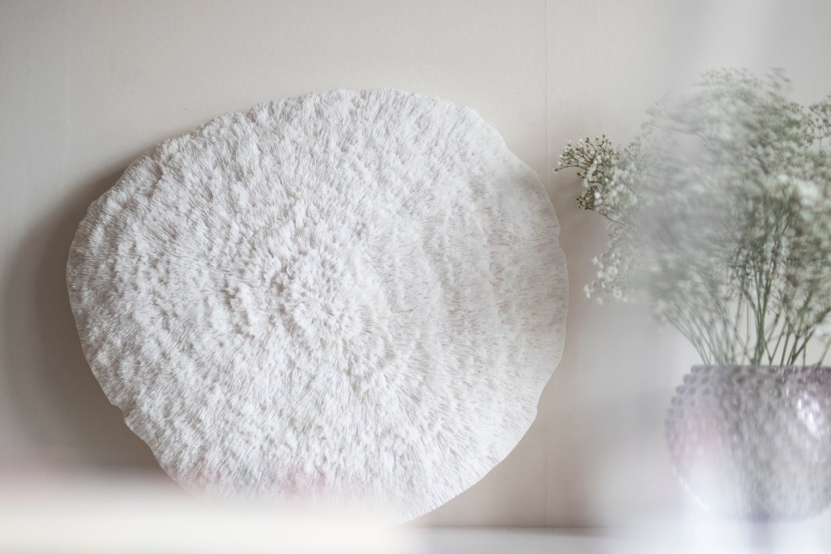 Nemo Blanco lámpara de pared De Globen Lighting - La lámpara está hecha de poliresina blanca y piedra arenisca y tiene un cable negro de 200 cm de largo con interruptor.