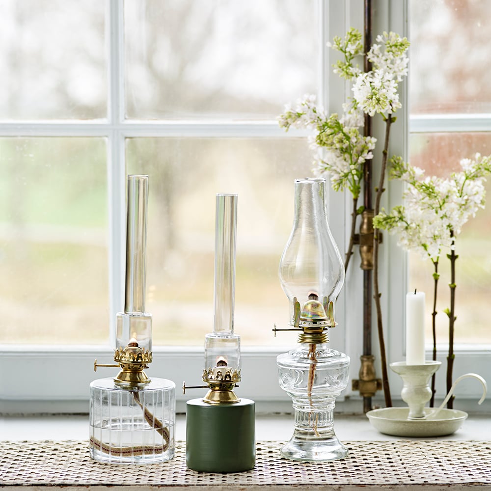 Kerosene lamp beata Transparente De Strömshaga - Con su elegante pantalla de cristal, la lámpara emite una luz suave que es perfecta para tardes acogedoras o como una alternativa práctica en caso de un corte de energía.