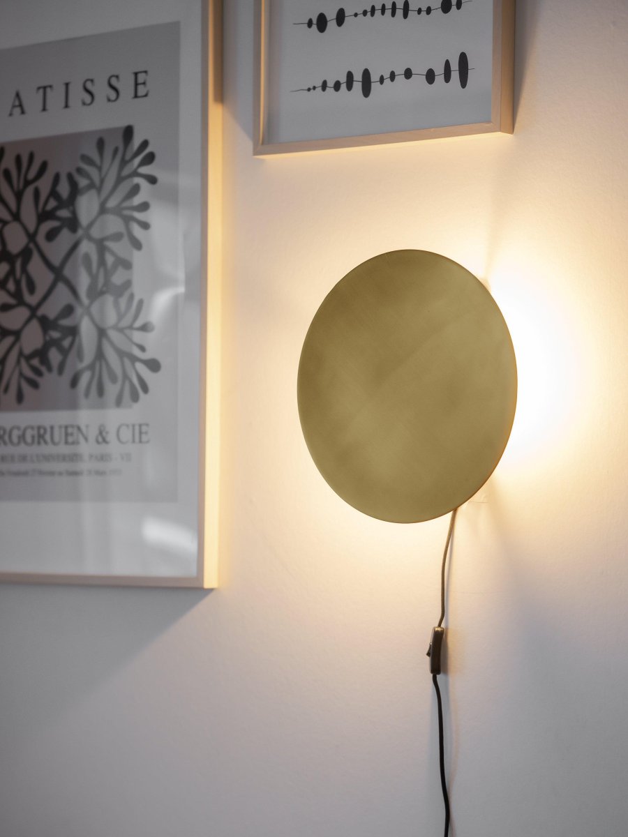 Fullmoon Ø25 Oro lámpara de pared De PR Home - Cable textil negro de 2,5 m de longitud con interruptor de encendido, a unos 30 cm de la l&aacute;mpara.