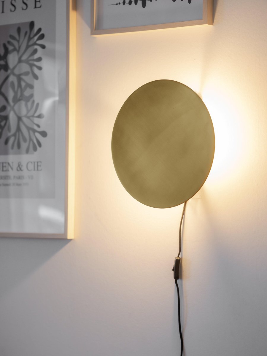Fullmoon Ø35 Oro lámpara de pared De PR Home - Cable textil negro de 2,5 m de longitud con interruptor de encendido, a unos 30 cm de la lámpara.