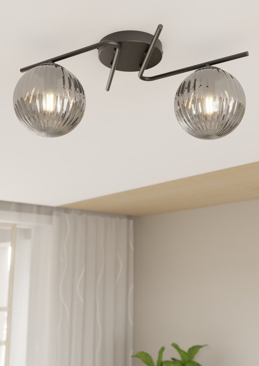 Vespa 48cm Color humo plafón De Emibig Lighting - Los brazos de metal en forma de V le dan a la l&aacute;mpara una elegancia geom&eacute;trica, mientras que las pantallas de vidrio ahumado acanalado a&ntilde;aden ligereza y estilo.