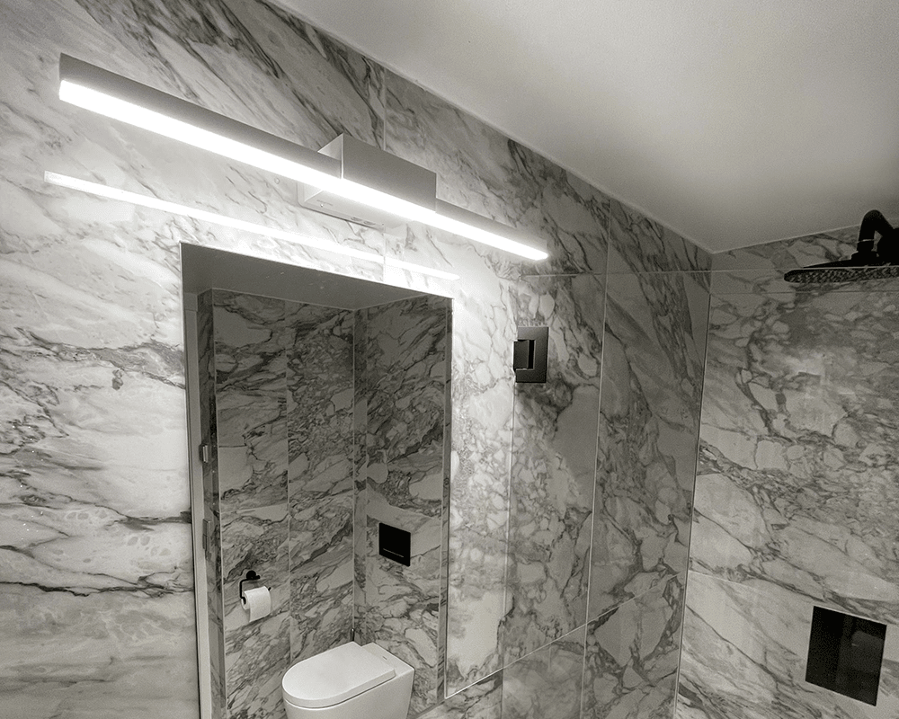 Aqua I 60cm Blanco lámpara de baño De Westal - El panel trasero cuenta con entradas y salidas conmutables para cables de instalación, con la opción de conectar un cable externo.