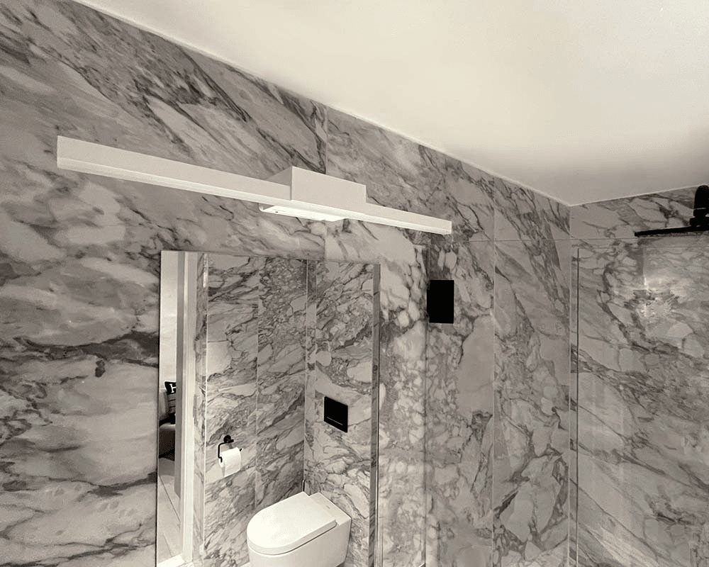 Aqua I 60cm Blanco lámpara de baño De Westal - El panel trasero cuenta con entradas y salidas conmutables para cables de instalación, con la opción de conectar un cable externo.