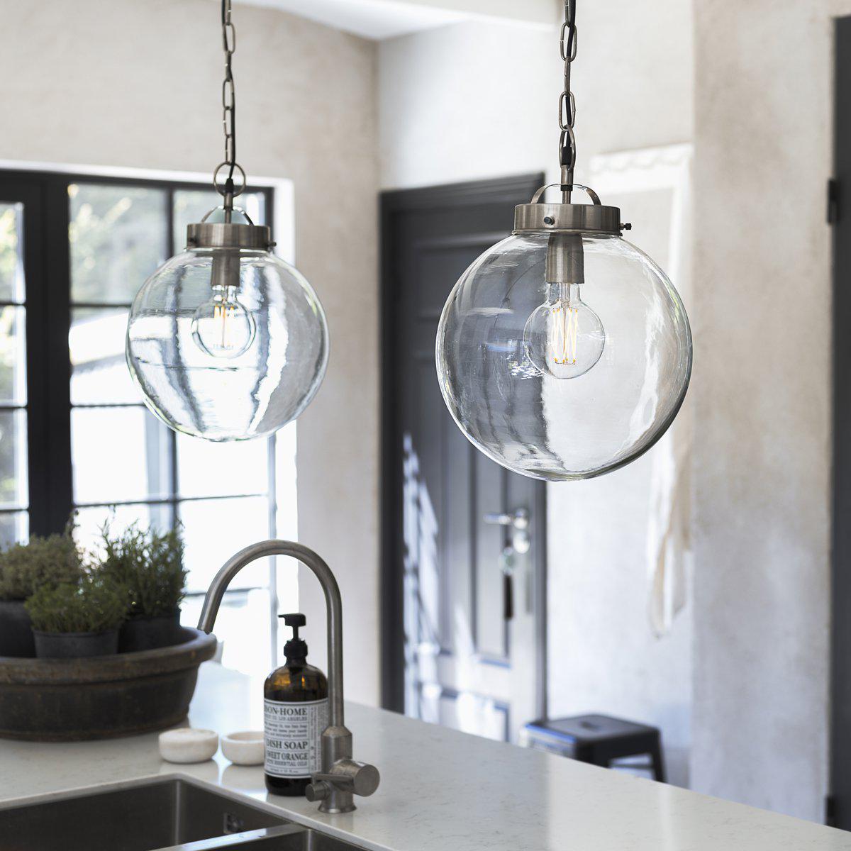 Normandy Ø30 Plata Lámpas de techo De PR Home - Con una fuente de luz clara y elegante, esta l&aacute;mpara de techo llamar&aacute; la atenci&oacute;n en su hogar.