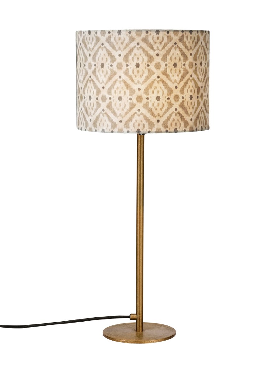 Base 58cm Latón/marrón lámpara de mesa De PR Home - La base de lat&oacute;n, combinada con las pantallas de tela de intrincado dise&ntilde;o en un tono marr&oacute;n tierra, crea un ambiente c&aacute;lido en la habitaci&oacute;n.