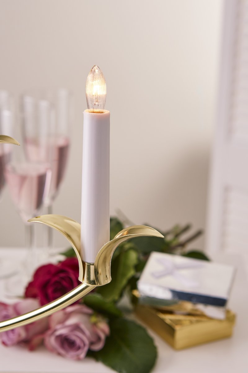 Tilpi Latón De Star Trading - Sus detalles &uacute;nicos alrededor de los candelabros lo convierten en algo especial y llamativo.
