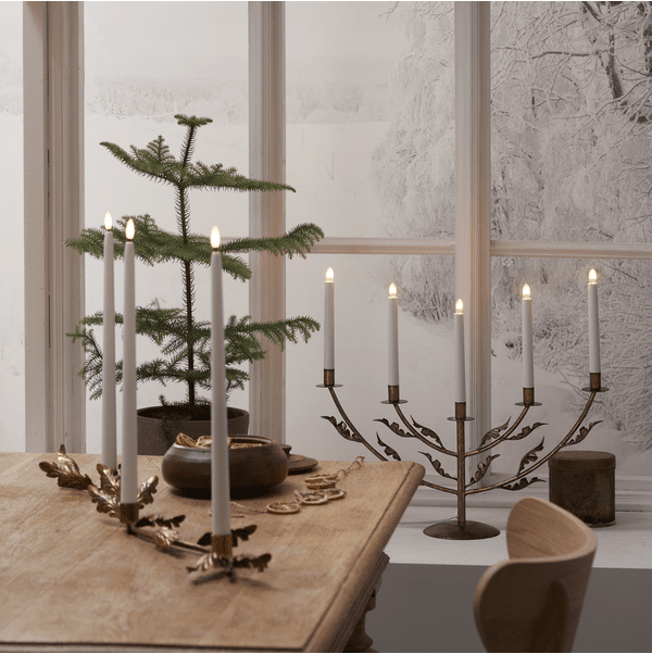 Grace Latón De Star Trading - Elegante candelabro de Adviento de metal con aspecto de lat&oacute;n antiguo y hojas de roble decorativas.