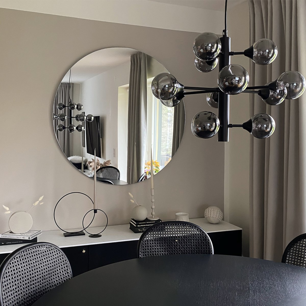 Cosmos Ø53 Negro Lámpas de techo De Aneta Lighting - Dosel de techo de metal negro para suspensión con gancho y bloque de terminales, el enchufe de la lámpara es fácil de instalar.