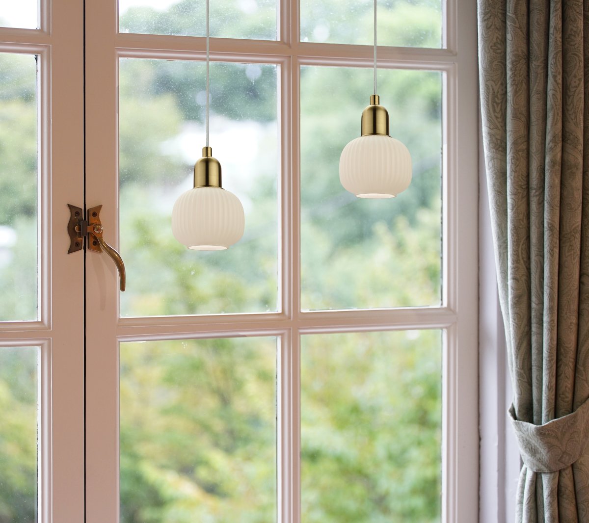 Elin Ø10 Latón mate lámpara de ventana De Aneta Lighting - Lámpara de ventana Elin realizada en metal color latón mate con pantalla de cristal acanalado blanco.