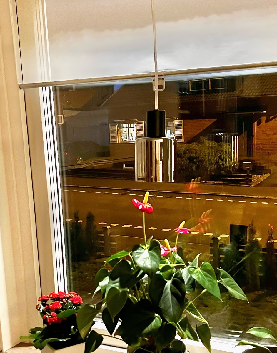 Cylinder Ø9 Negro lámpara de ventana De Aneta Lighting - El cable tiene 4 metros de largo y dispone de un interruptor de corriente media y un enchufe.