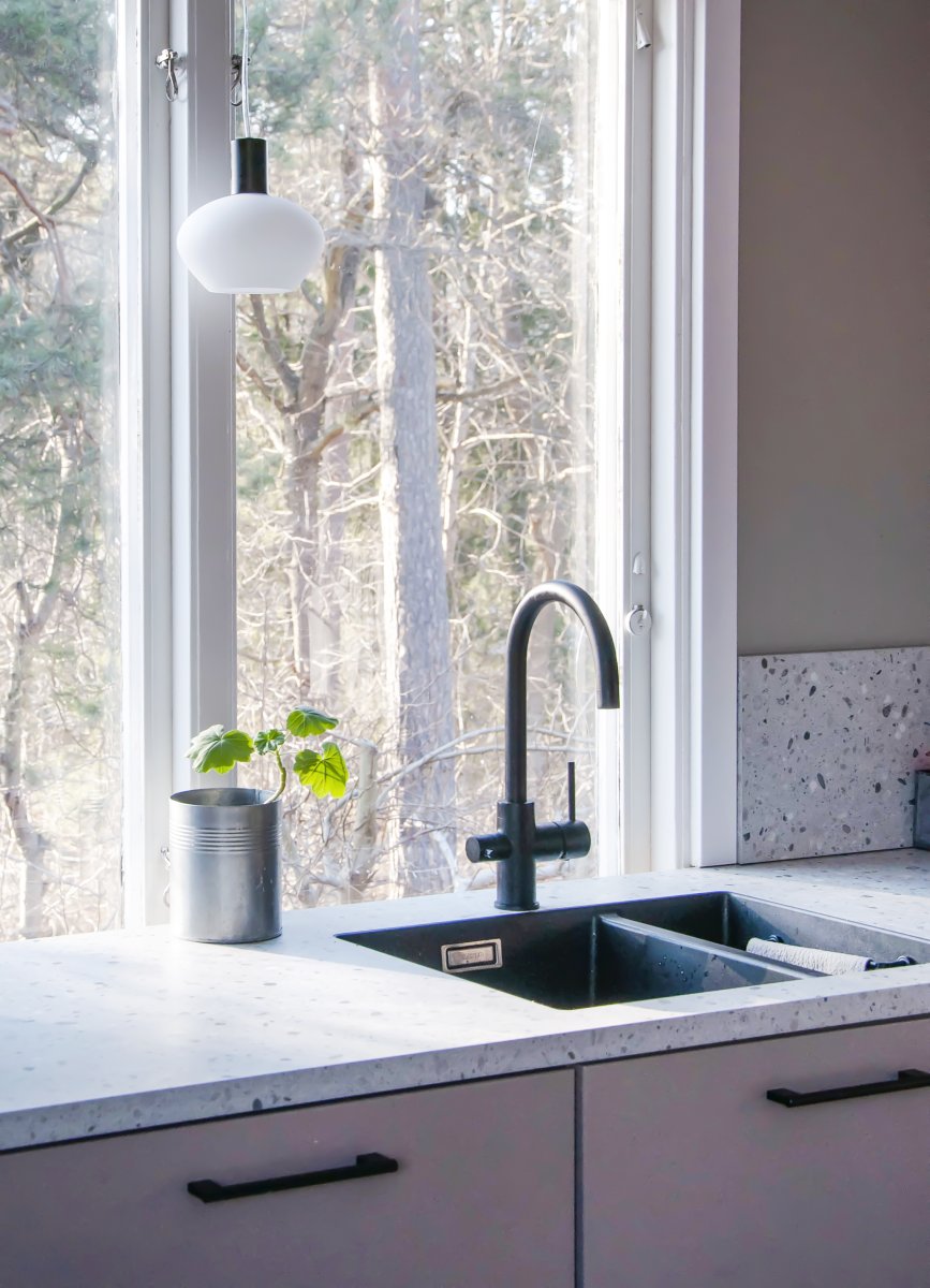 Bell Ø15 Blanco lámpara de ventana De Aneta Lighting - Fabricada en metal negro con una pantalla redonda de cristal opalino que emite una luz suave y agradable.