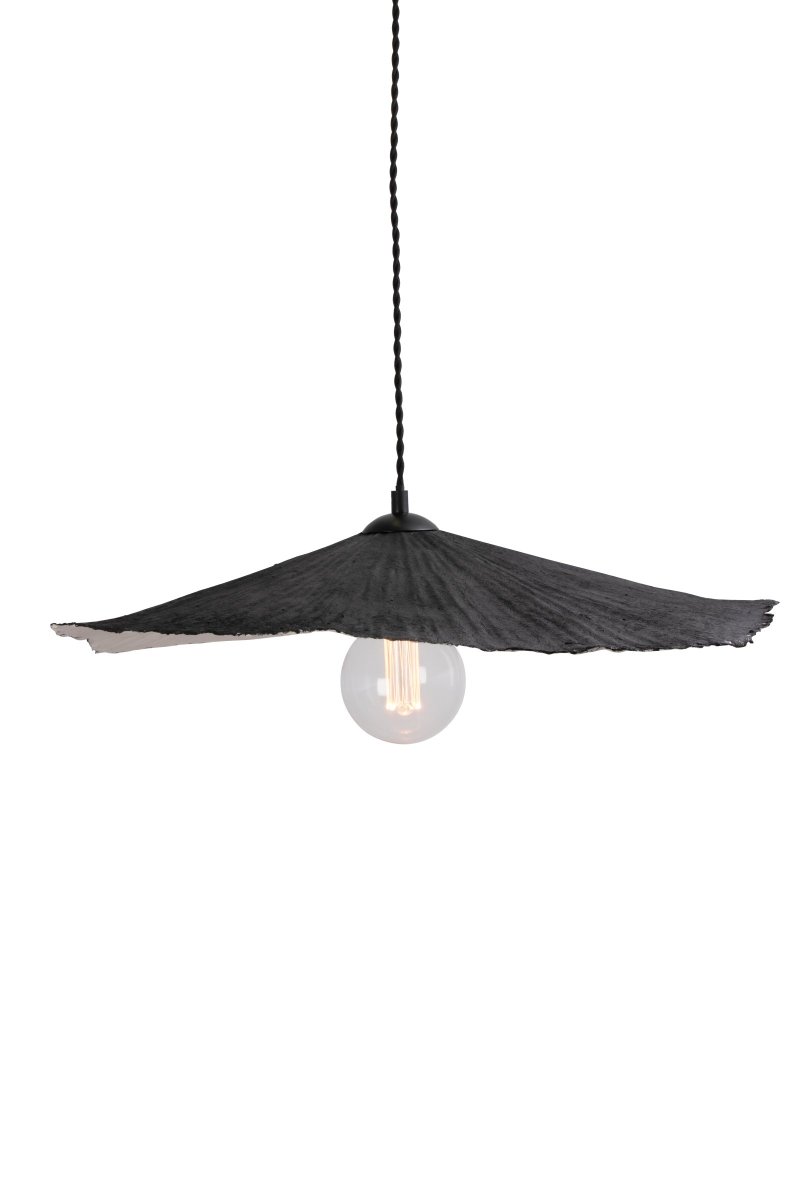 Tropez Ø60 Negro Lámpas de techo De Globen Lighting - Esta l&aacute;mpara est&aacute; hecha a mano con papel, lo que significa que su forma puede variar respecto a las im&aacute;genes de nuestro producto; Cada l&aacute;mpara es &uacute;nica.