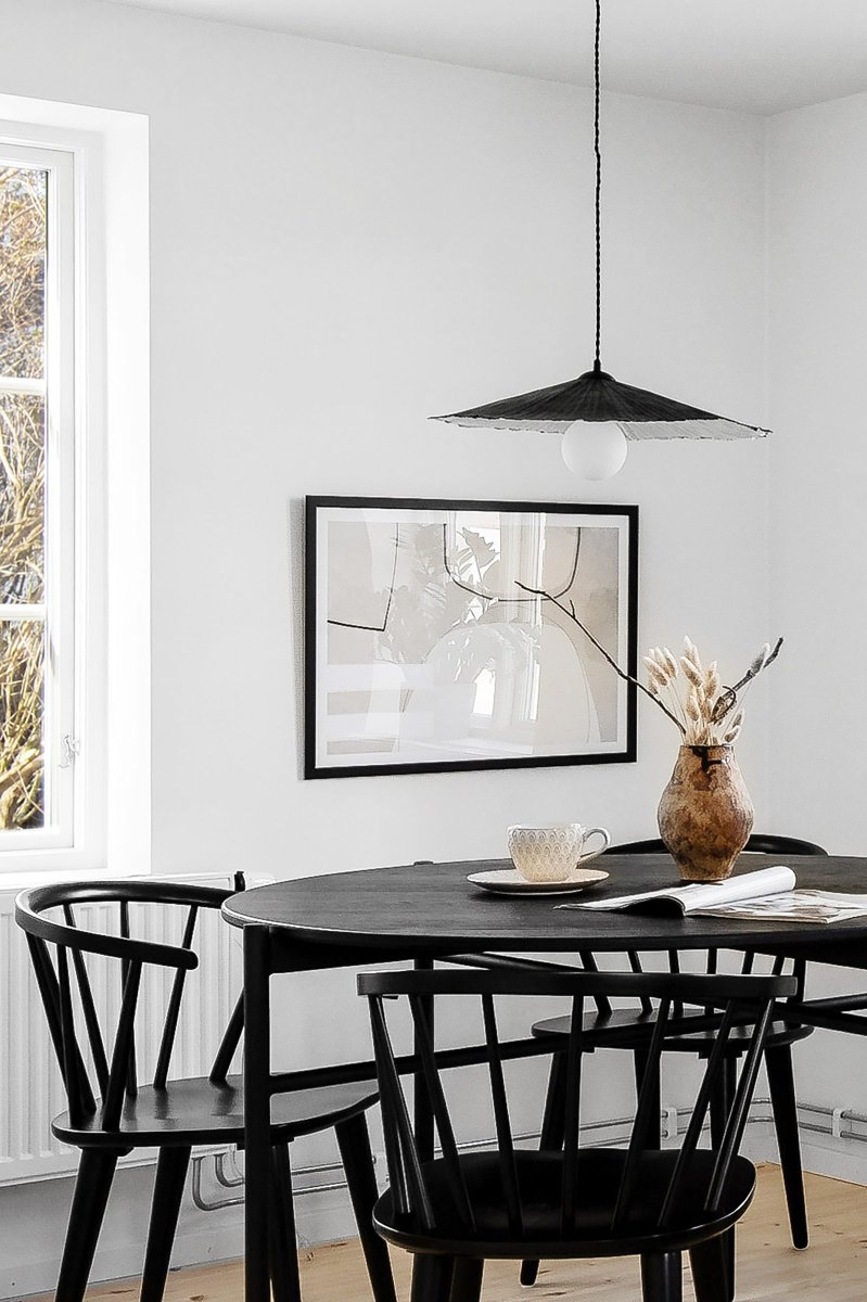 Tropez Ø60 Negro Lámpas de techo De Globen Lighting - Esta l&aacute;mpara est&aacute; hecha a mano con papel, lo que significa que su forma puede variar respecto a las im&aacute;genes de nuestro producto; Cada l&aacute;mpara es &uacute;nica.