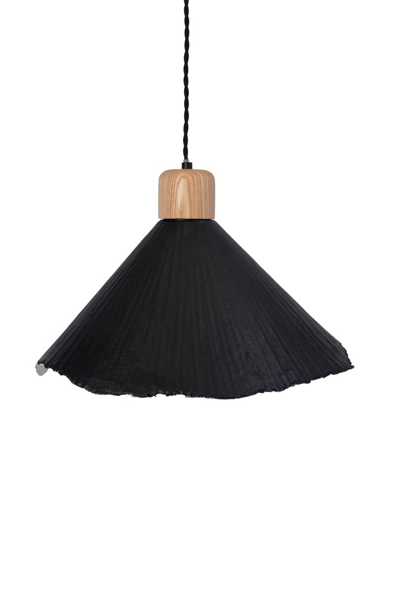 Linnea Ø40 Negro Lámpas de techo De Globen Lighting - Esto se debe en parte al atractivo material y en parte a la pantalla en forma de campana, que recuerda a una hermosa flor de Linnea.
