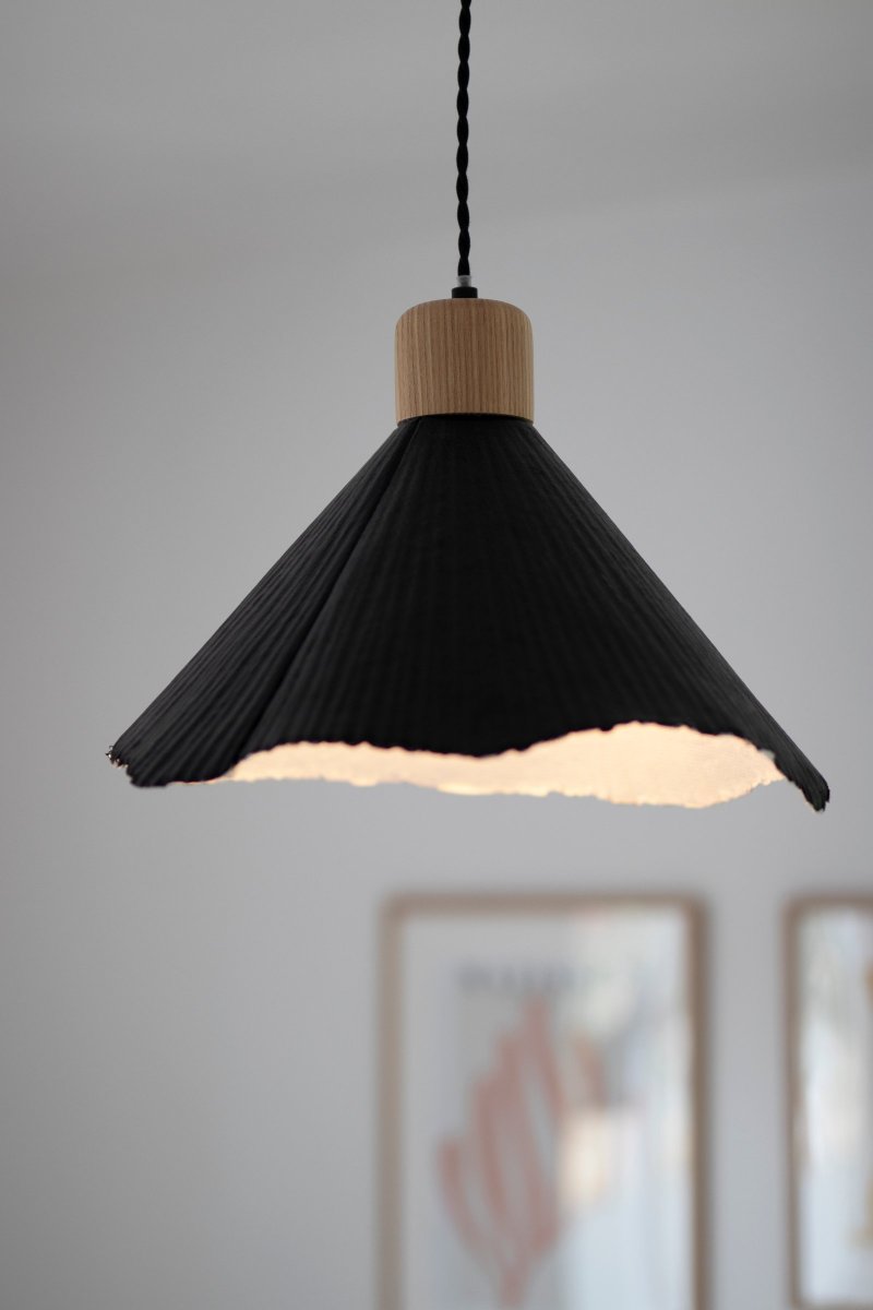 Linnea Ø40 Negro Lámpas de techo De Globen Lighting - Esto se debe en parte al atractivo material y en parte a la pantalla en forma de campana, que recuerda a una hermosa flor de Linnea.