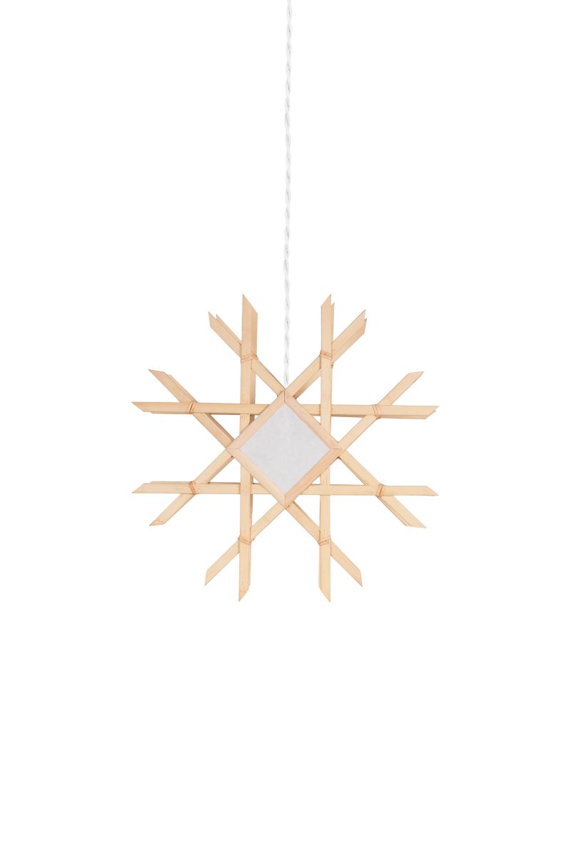 Lea Ø45 Naturaleza De Globen Lighting - La l&aacute;mpara se entrega completa con un cable textil trenzado de color blanco de 350 cm de longitud, con interruptor y enchufe.