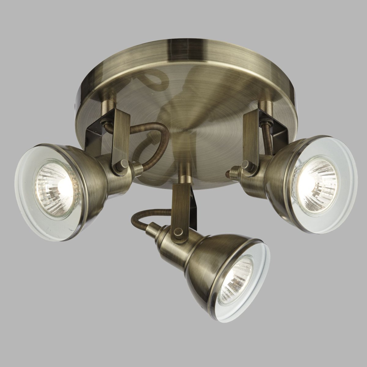 Focus 3 Latón antiguo foco de techo De Searchlight - El foco de techo Focus en latón antiguo con tres fuentes de luz y placa base redonda ofrece un atractivo punto de luz central para cualquier estancia de su hogar.
