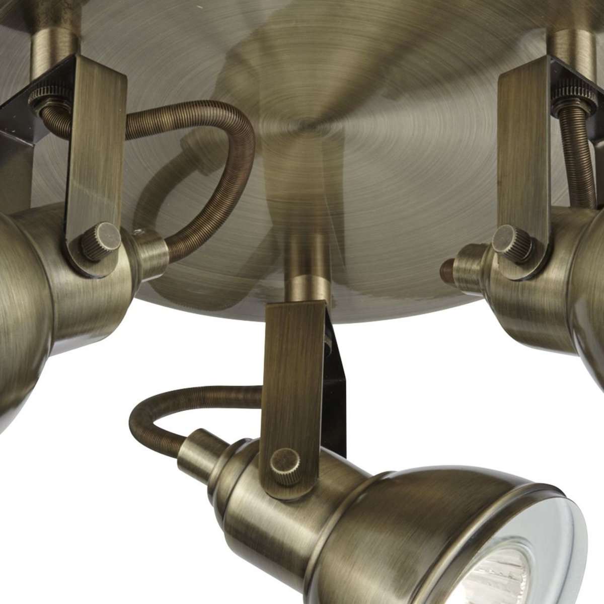 Focus 3 Latón antiguo foco de techo De Searchlight - El foco de techo Focus en latón antiguo con tres fuentes de luz y placa base redonda ofrece un atractivo punto de luz central para cualquier estancia de su hogar.