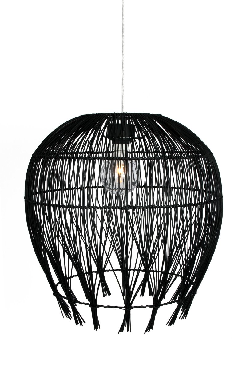 Montego Ø50 Negro Lámpas de techo De Globen Lighting - Montego es una pantalla de l&aacute;mpara inspirada en la naturaleza que marca tendencia con su rat&aacute;n tejido.