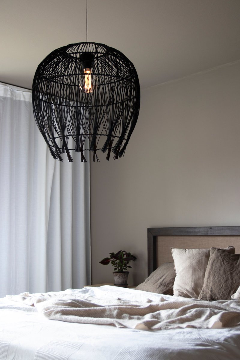 Montego Ø50 Negro Lámpas de techo De Globen Lighting - Montego es una pantalla de l&aacute;mpara inspirada en la naturaleza que marca tendencia con su rat&aacute;n tejido.