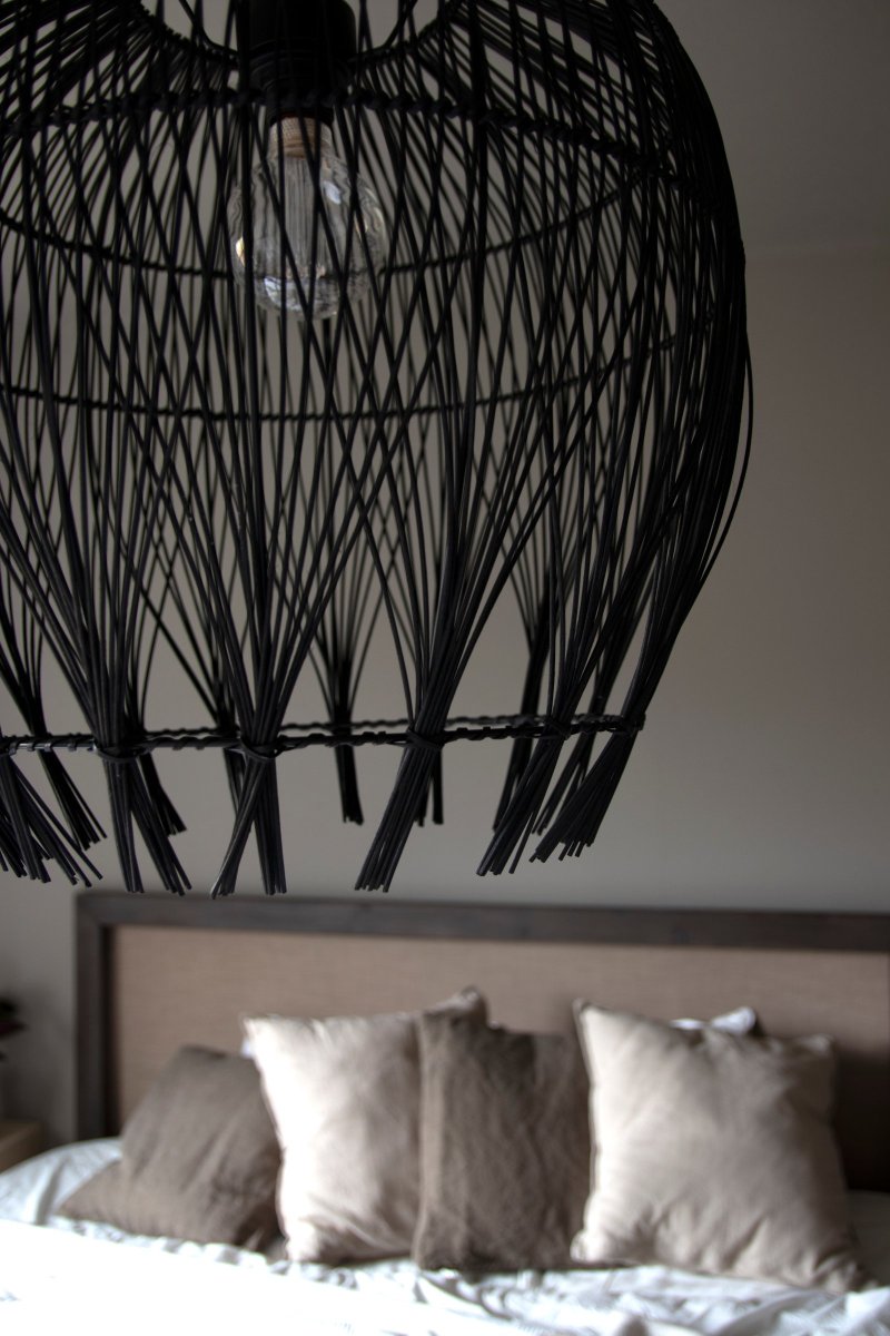 Montego Ø50 Negro Lámpas de techo De Globen Lighting - Montego es una pantalla de l&aacute;mpara inspirada en la naturaleza que marca tendencia con su rat&aacute;n tejido.