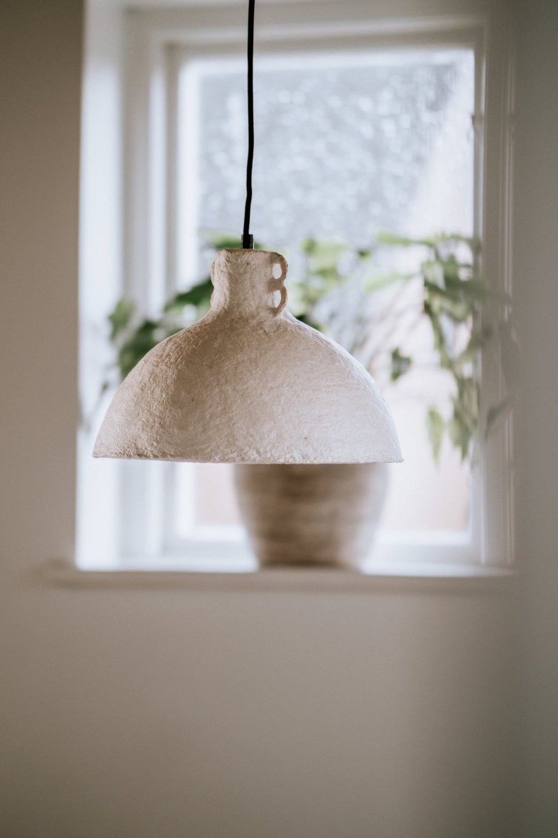 Maché Ø30 Blanco Lámpas de techo De Globen Lighting - La luminaria dispone de un cable textil negro de 120 cm de longitud y una caja de techo de pl&aacute;stico negro, conector corona para conexi&oacute;n al techo no incluido.