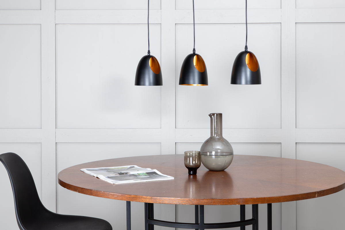 Elda 75cm Negro Lámpas de techo De Venture Design - Con tres pantallas en forma de c&uacute;pula y un interior de color cobre, crea un ambiente c&aacute;lido.