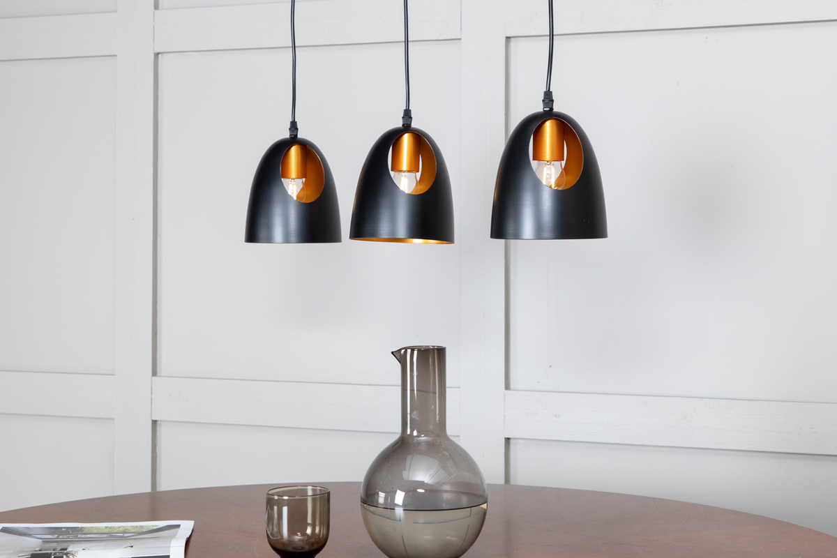 Elda 75cm Negro Lámpas de techo De Venture Design - Con tres pantallas en forma de c&uacute;pula y un interior de color cobre, crea un ambiente c&aacute;lido.