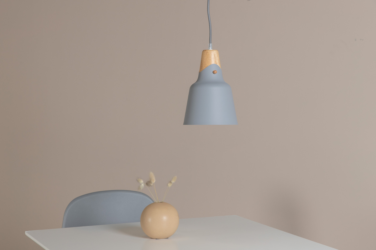 Rigel Ø16 Gris Lámpas de techo De Venture Design - Con la l&aacute;mpara de techo Rigel, obtendr&aacute;s una iluminaci&oacute;n moderna y elegante que se adapta a la mayor&iacute;a de las habitaciones y estilos de interior.