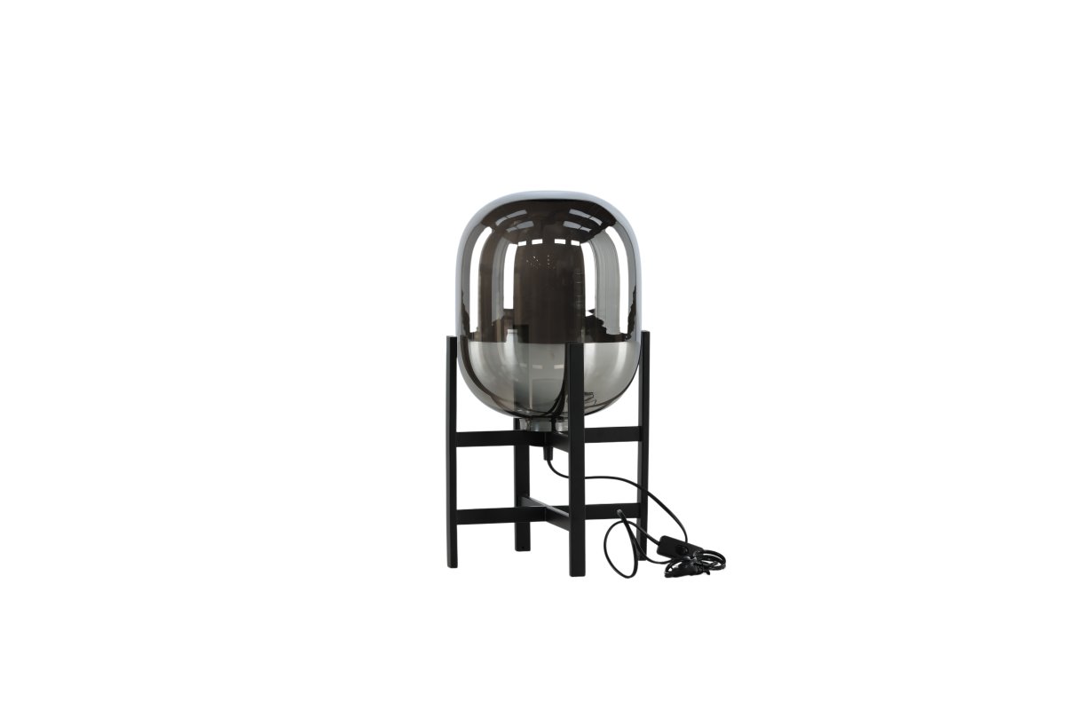 Altair 45cm Color humo lámpara de mesa De Venture Design - La l&aacute;mpara de mesa tiene una pantalla de cristal ahumado macizo con efecto espejo, que reposa sobre una base decorativa de acero negro.