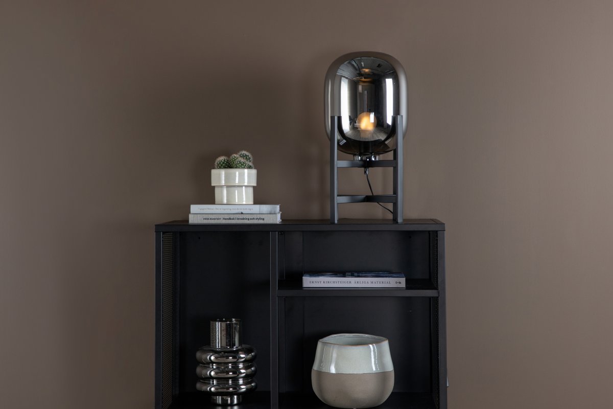 Altair 45cm Color humo lámpara de mesa De Venture Design - La l&aacute;mpara de mesa tiene una pantalla de cristal ahumado macizo con efecto espejo, que reposa sobre una base decorativa de acero negro.