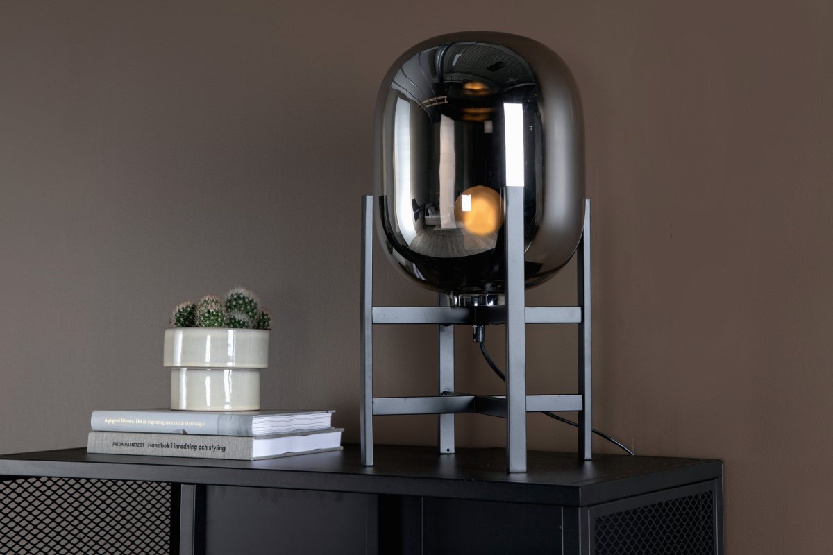 Altair 45cm Color humo lámpara de mesa De Venture Design - La l&aacute;mpara de mesa tiene una pantalla de cristal ahumado macizo con efecto espejo, que reposa sobre una base decorativa de acero negro.