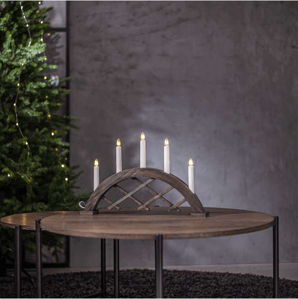 Rute Marrón De Star Trading - Dale un toque festivo a tu ventana con este cl&aacute;sico candelabro.