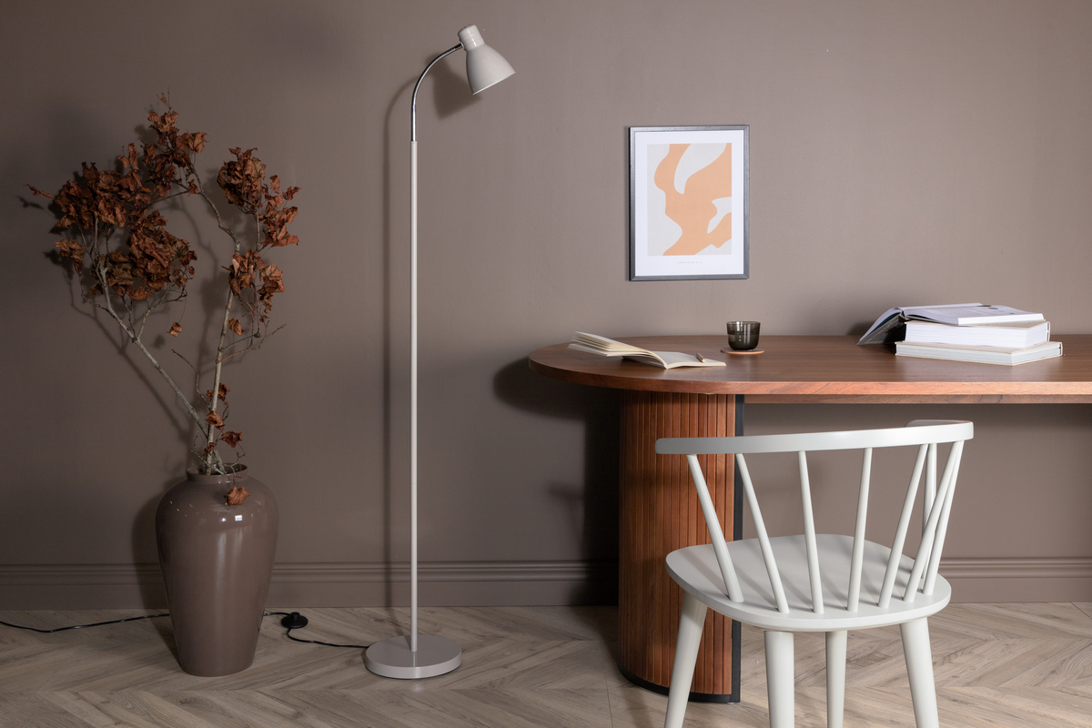 Lina Beige lámpara de pie De Venture Design - La l&aacute;mpara incandescente Lina, con brazo flexible y pantalla ajustable, es perfecta para disfrutar de momentos de lectura al atardecer junto a un sof&aacute; o sill&oacute;n.