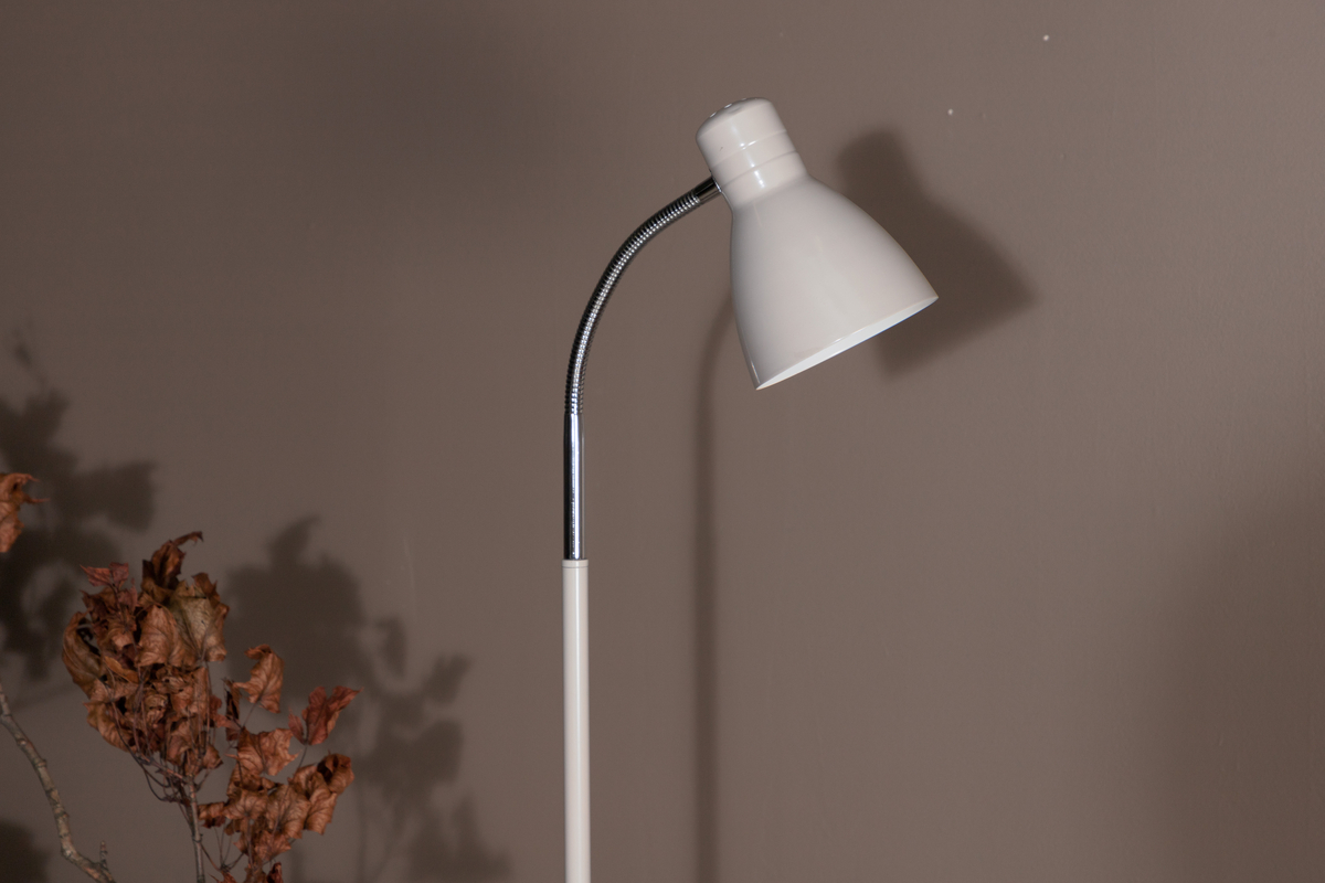 Lina Beige lámpara de pie De Venture Design - La l&aacute;mpara incandescente Lina, con brazo flexible y pantalla ajustable, es perfecta para disfrutar de momentos de lectura al atardecer junto a un sof&aacute; o sill&oacute;n.