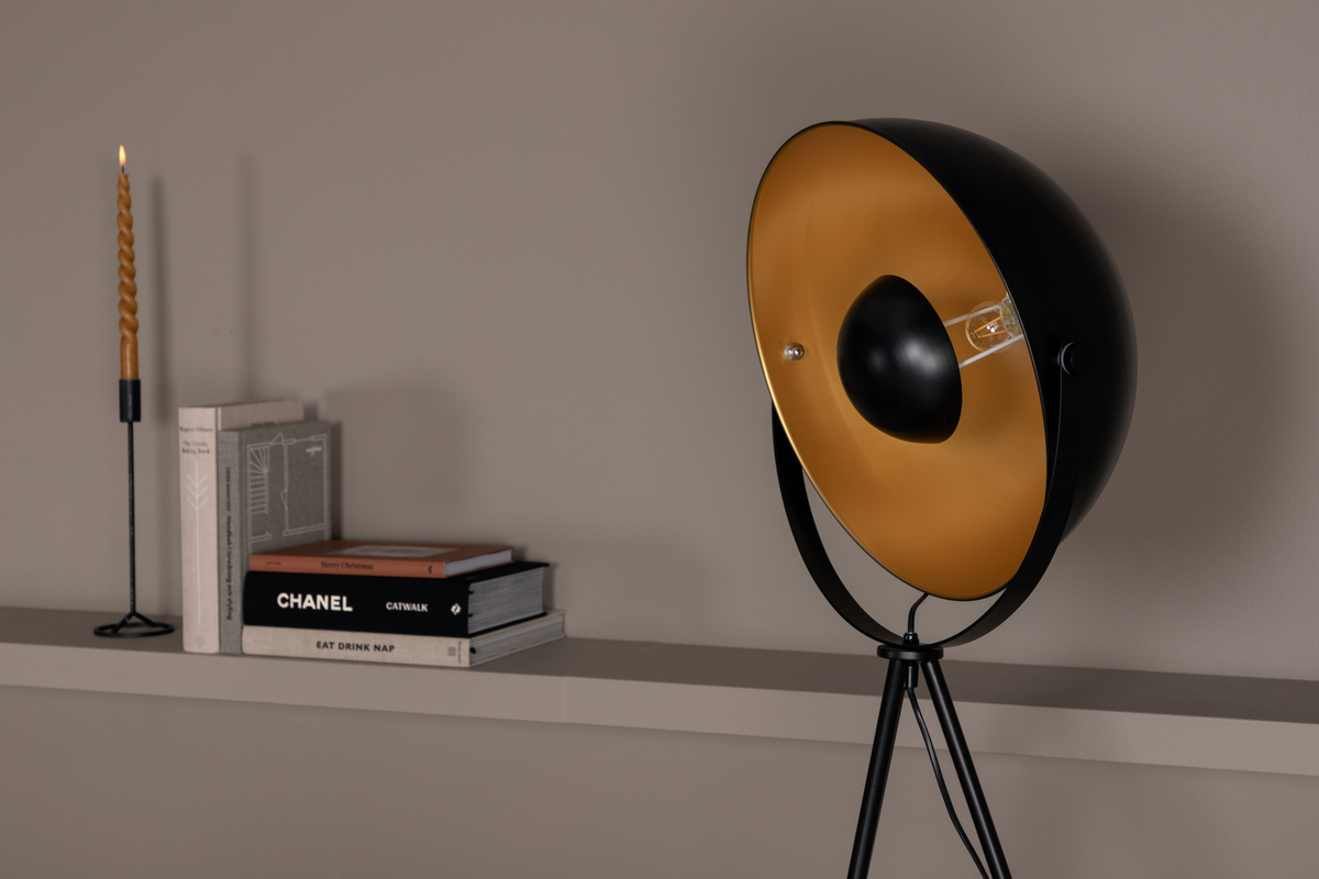 Search Negro lámpara de pie De Venture Design - Sus esbeltas patas le dan un toque elegante, &iexcl;la l&aacute;mpara de pie perfecta para quienes buscan un toque especial!