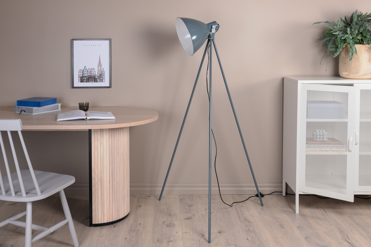 Tiv Azul lámpara de pie De Venture Design - Su dise&ntilde;o moderno, combinado con un tono azul suave, la convierte en un elemento sutilmente atractivo que se integra en la habitaci&oacute;n y la realza al mismo tiempo.