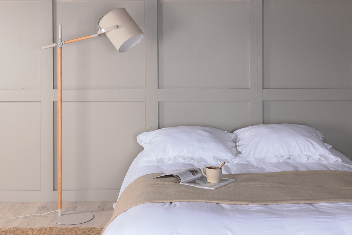 Dennis Beige/madera lámpara de pie De Venture Design - Dennis es una moderna l&aacute;mpara de pie con tubo ajustable y pantalla de lino beige que proporciona una luz suave y agradable.