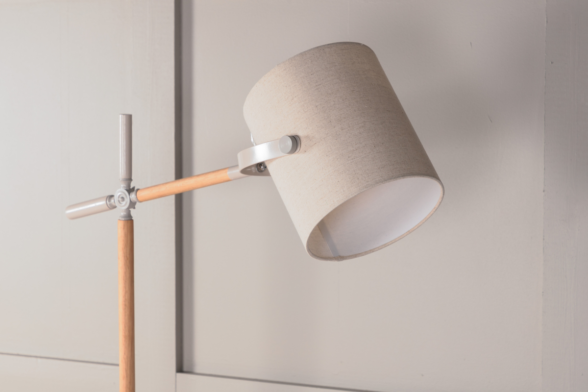 Dennis Beige/madera lámpara de pie De Venture Design - Dennis es una moderna l&aacute;mpara de pie con tubo ajustable y pantalla de lino beige que proporciona una luz suave y agradable.